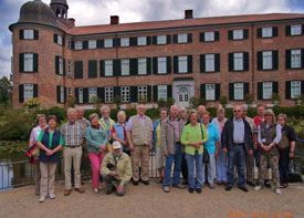 GAK-Reisegruppe vor dem Schloss Eutin
